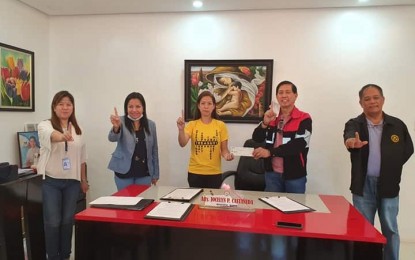 <p><strong>ASSISTANCE.</strong> Mariveles Mayor Jocelyn Castaneda (2nd from left) and Administrator Emmanuel Pineda (second right) of the Authority of the Freeport Area of Bataan, lead the signing of the memorandum of agreement on Friday (March 20, 2020) for the grant of PHP3 million cash assistance to displaced freeport workers. Some 40,000 workers were displaced with the temporary closure of least 97 multi-national firms at the Bataan freeport in compliance with the enhanced community quarantine in Luzon. (Photo by Ernie Esconde)</p>