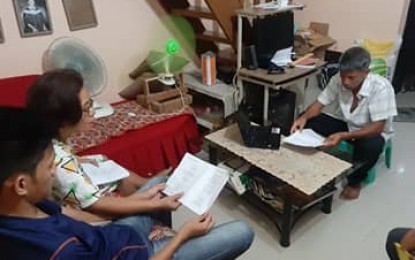 <p><strong>RESPONSIBLE PARENTING.</strong> While on home quarantine, a family in Tanauan, Leyte holds a prayer activity at home after church gatherings were prohibited due to threats posed by the coronavirus disease 2019 (Covid-19). With more time on hand, the Commission on Population and Development is encouraging responsible parenthood and family planning. <em>(PNA photo by Gerico Sabalza)</em></p>