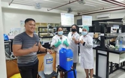 <p><strong>FREE SANITIZER, ALCOHOL.</strong> A village official in Catbalogan City on Friday (March 20, 2020) receives 10 gallons of moisturized chlorine-based hand sanitizer form the Samar State University. The university said they are formulating hand sanitizer and alcohol for free distribution to households, as an initiative to mitigate the spread of the highly contagious coronavirus disease 2019.<em> (Photo courtesy of SSU)</em></p>