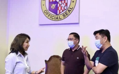 <p><strong>24-HOUR CURFEW.</strong> Cebu Governor Gwendolyn Garcia (left) discusses with Mandaue City Mayor Jonas Cortes and Lapu-Lapu City Mayor Junard Chan the policies to bolster efforts to contain the coronavirus disease (Covid-19), in a meeting at the Provincial Capitol on Saturday (March 21, 2020). Garcia issued a new executive order imposing 24-hour curfew on students and senior citizens aged 65 and above that are considered as the sector susceptible to the viral disease.<em> (Photo from the Cebu provincial government official news site)</em></p>