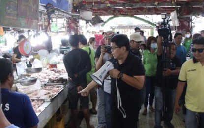 <p><strong>OVERPRICING.</strong> Mayor Edgardo Labella inspects the Carbon Public Market in an effort to impose cleanliness to combat the threat of the coronavirus disease (Covid-19). Two rice retailers in Carbon Public Market were notified by the City Legal Office for overpricing of rice sold to the public while the city of Cebu is under general community quarantine. <em>(Photo courtesy of Cebu City PIO)</em></p>