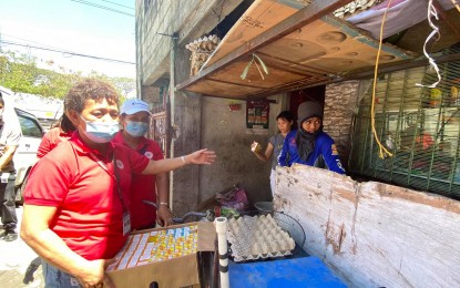 <p><strong>FREE VITAMINS</strong>. Personnel from Taguig City health office visit the houses to distribute vitamins and medicines in Sitio Bayani in Western Bicutan on Saturday (March 21, 2020). City health office chief, Dr. Norena Osana said the house-to-house distribution of vitamins and medicines was made due to enhanced community quarantine imposed in Luzon to contain coronavirus disease. <em>(Photo courtesy Christopher Lloyd T. Caliwan)</em></p>