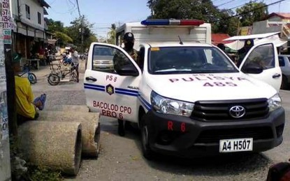 <p><strong>CURFEW INFO CAMPAIGN.</strong> Personnel of Bacolod City Police Office Station 8 roam onboard their patrol vehicle to disseminate information on Covid-19 in their area of responsibility on Sunday (March 22, 2020). Station 8 policemen have arrested 69 curfew violators from March 15 to 21, 2020.<em> (Photo courtesy of Police Station 8 Bacolod Police City Office)</em></p>