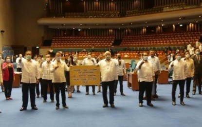 <p><strong>ANTI-COVID-19 MEASURES.</strong> Speaker Alan Peter Cayetano and Executive Secretary Salvador Medialdea hold up a sign reading “Together with doctors and front liners, we went to work for you so please stay at home for us” during a special session at the House of Representatives on Monday (March 23, 2020). The House approved on final reading House Bill 6616, declaring a national emergency and granting President Rodrigo Duterte additional powers to address the Covid-19 crisis in the country. <em>(Photo courtesy: Office of the House Majority Leader)</em></p>
<p> </p>