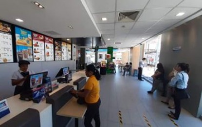 <p><strong>COMMUNITY QUARANTINE.</strong> The sole McDonald’s fast food chain in Antique province only serves takeout orders from people with quarantine pass. Antique has been placed under enhanced community quarantine since March 22, 2020. <em>(PNA photo by Annabel Consuelo J. Petinglay)</em></p>