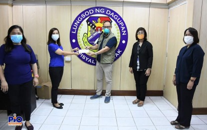 <p><strong>MORE DONATIONS.</strong> Magic Group of Companies' finance officer Au Benitez (second from left) turns over to city administrator Vladimir Mata (third from right) the PHP1-million check as cash assistance to the city government on March 24, 2020. The company will also distribute PHP1 million worth of relief goods and PHP2 million worth of food for the city's frontliners amid the implementation of Luzon-wide enhanced community quarantine to prevent the spread of coronavirus disease 2019. <em>(Photo courtesy of Dagupan City PIO)</em></p>