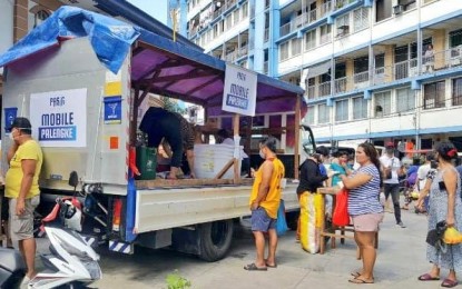 <p><strong>MOBILE PALENGKE.</strong> The Pasig City government launches roving stores to help its residents buy food during the enhanced community quarantine. Pasig City Mayor Vico Sotto said this will also help Pasig vendors restore their income amid the ongoing quarantine. <em>(Photo grabbed from the Pasig City Public Information Office Facebook Page)</em></p>