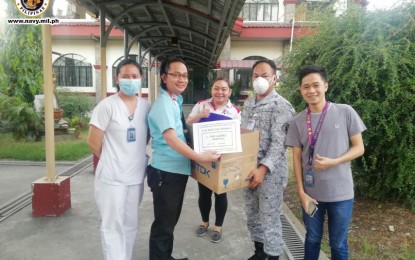 <p><strong>DONATION.</strong> A Navy trooper turns over a donation of medical supplies to personnel of the San Lazaro Hospital in Manila on Thursday (March 26, 2020). Navy troops facilitated the distribution of the items donated by Team Twilight Men Only and partners from Semiconductor and Electronics Industries Philippines, Inc. to two hospitals and a Philippine Red Cross branch. <em>(Photo courtesy of Naval Public Affairs Office)</em></p>