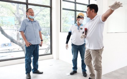 <p><strong>NEW COVID-19 TESTING CENTER SITE.</strong> Marikina City Mayor Marcelino “Marcy” Teodoro (left) inspects the new two-story building in Barangay Concepcion Uno on Monday (March 30, 2020). He said the building will be recommended to the Department of Health as new site for coronavirus disease testing center in Marikina. <em>(Photo courtesy Marikina PIO).</em></p>