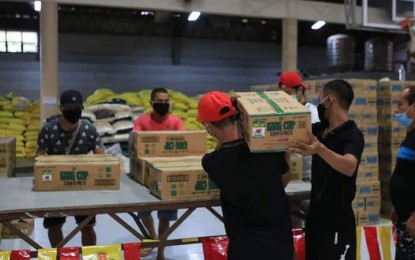 <p><strong>RELIEF ASSISTANCE.</strong> The release of relief assistance continues at the Jaro district gym. Mayor Jerry P. Treñas on Monday (March 30, 2020) said the city government is readying PHP291 million for the purchase of more goods amid the Covid-19 threat. <em>(Photo by Iloilo City Government)</em></p>