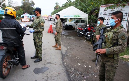 <p><strong>SECURING THE BORDER.</strong> Personnel from the Army's 23rd Infantry Battalion provide assistance to members of the Inter-Agency Task Force that man the quarantine checkpoint in Bancasi, Butuan City. The Army unit says it has a patient under investigation with mild symptoms while another eight are considered as persons under monitoring for 2019 coronavirus disease. <em>(PNA photo by Alexander Lopez)</em></p>