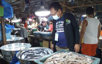<p><strong>FISH PRICE MONITORING</strong>. Bureau of Fisheries and Aquatic Resources (BFAR)-Central Visayas Fisheries Production and Support Services Division officer-in-charge Florencio Aparri checks the prices of fish at the Pasil Fish Market in Cebu City. BFAR-7 regional director, Dr. Allan Poquita, has urged local government units to include in their monitoring the fishermen and fish vendors affected by the enhanced community quarantine. <em>(Photo courtesy of BFAR-7 Information Office)</em></p>