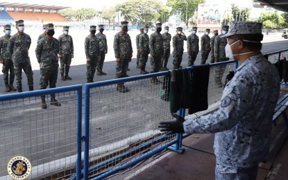 <p><strong>BOOSTING MORALE.</strong> Philippine Navy flag-officer-in-command, Rear Admiral Giovanni Carlo Bacordo (right), visits troops manning checkpoints at the eastern part of Metro Manila on Tuesday (March 31, 2020). He assured them that the government is ready to protect them as they fulfill their duty to implement the Luzon-wide enhanced community quarantine against the spread of the coronavirus disease 2019. <em>(Photo courtesy of Naval Public Affairs Office)</em></p>
