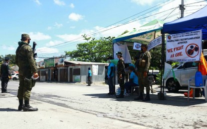 <p><strong>BORDER CONTROL.</strong>Troops from the Philippine Army's 3rd Infantry Division (3ID) augment local authorities manning one of the checkpoints against coronavirus in Iloilo City. Some 391 Army troops were deployed in control points of Iloilo City and the provinces of Iloilo, Capiz, and Antique. <em>(PNA photo courtesy of 3rd Infantry Division's Public Affairs Office)</em></p>