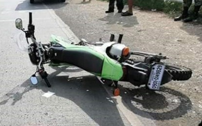<p><strong>SLAIN.</strong> The motorcycle of slain Victoria Barangay Councilor Noel Alan Calapardo lies at the roadside of Maria Clara Lobregat Highway in Zamboanga City on (April 1, 2020). He was shot by one of two men riding in tandem on a motorcycle in Barangay Boalan. <em>(PNA photo by Salvador A. Santiago)</em></p>