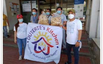 <p><strong>FOOD DONATION</strong>. Medical front-liners at the Research Institute for Tropical Medicine (RITM) recently received bread baked with Pilmico Flour from Duterte’s Kitchen. Duterte’s Kitchen is a donation-driven, non-government organization started in Quezon City in 2016 that aims to address hunger among poor Filipinos. (<em>Photo courtesy of Aboitiz Group</em>) </p>
