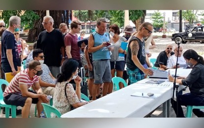 <p><strong>FOREIGNERS PREFER TO STAY DESPITE ECQ.</strong> Some 135 foreigners in Negros Oriental opted to stay even as the province entered on Friday (April 3, 2020) its first day of the 14-day enhanced community quarantine. City Tourism Officer Jackie Veloso Antonio (seated, right) said 500 plus other foreigners, some pictured here, had left the province between March 20-28. <em>(PNA photo by Juancho Gallarde)</em></p>