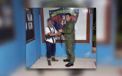 <p><strong>DISGRUNTLED.</strong> Almadin dela Torre, 20, a New People's Army rebel, hands over a cal. M16A1 assault rifle to Lt. Col. Don Templonuevo, the Army's 44th Infantry Battalion commander, when he surrendered Friday in Barangay Balagon, Siay, Zamboanga Sibugay. Dela Torre was abandoned by his comrades following a failed attack on government troops on Wednesday in the area.<em> (Photo courtesy of 44th Infantry Battalion)</em></p>