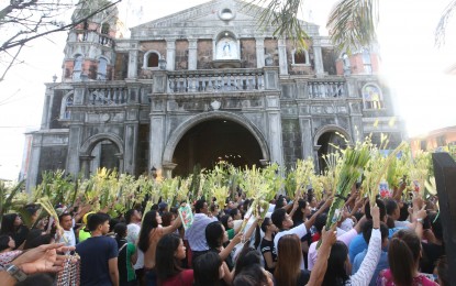 <p><strong>PALM SUNDAY</strong>. Devotees wave their palaspas during the observance of Palm Sunday at the Immaculate Conception Church in Dasmariñas, Cavite on Sunday (April 14, 2019). In the Christian tradition, Palm Sunday is the first day of Holy Week which commemorates Jesus' triumphant entry into Jerusalem. (<em>PNA File photo by Avito C. Dalan)</em></p>