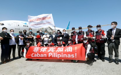 <p><strong>'LABAN PILIPINAS.'</strong> A group of Chinese experts arrives in Manila on Sunday to help deal with the coronavirus pandemic. They will assist the Department of Health in the emergency response. <em>(PNA photo by Joey Razon)</em></p>