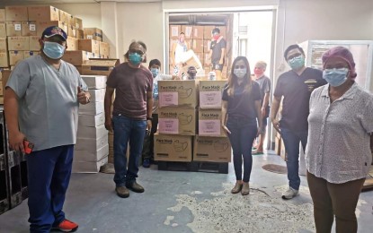 <p><strong>AID FOR FRONT-LINERS.</strong> Dr. Leopoldo Vega (2nd from right), chief of the Southern Philippines Medical Center, receives the donation of medical supplies on Sunday (April 5, 2020) from the different Chinese groups. Around 1,162 boxes of different medical supplies were received by Mayor Sara Duterte to equip front-liners working to fight the 2019 coronavirus disease. <em>(Photo courtesy of Matias Regis, Jr.)</em></p>