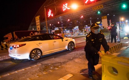 <p><strong>LOCKDOWN ENDED</strong>. A staff member removes barricades near an expressway toll station in northern Wuhan, central China's Hubei Province, April 8, 2020. Wuhan, the megacity in central China, started lifting outbound travel restrictions from Wednesday after almost 11 weeks of lockdown to stem the spread of Covid-19.<em> (Xinhua/Xiao Yijiu)</em></p>