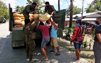 Bayugan City families get sack of rice, cash aid | Philippine News Agency