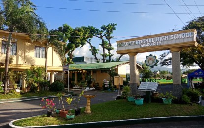 Stranded, quarantined workers fix Albay school's water facility ...