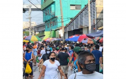 <p><strong>OVERCROWDED.</strong> A photo from Facebook page of Danny Buenafe shows crowded Balintawak public market in Quezon City on Saturday (April 11, 2020) despite the government’s social distancing measure to prevent transmission of coronavirus disease (Covid-19). In response, the Inter-Agency Task Force for the Management of Emerging Infectious Diseases said on Sunday the government will impose additional measures to prevent overcrowding in marketplaces. <em>(Photo courtesy of Danny Buenafe)</em></p>