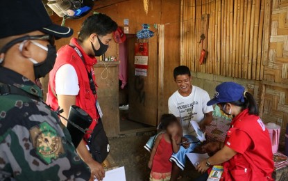 <p><strong>COVID-19 CASH AID.</strong> A resident of Santol, La Union receives his family’s cash assistance from the government through the Department of Social Welfare and Development (DSWD), in coordination with the local government unit. The assistance will be given monthly for two months as support to low-income families amid the quarantine period which was imposed to contain the spread of coronavirus disease pandemic. <em>(Contributed photo)</em></p>