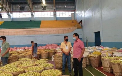 <p><strong>MORE ASSISTANCE.</strong> Iloilo Governor Arthur Defensor Jr. (extreme right) on Monday (April 13, 2020) checks farm produce intended to aid locals affected by the enhanced community quarantine. The province of Iloilo will release an additional PHP186 million from the Provincial Disaster Risk Reduction and Management Council fund to fund measures meant to contain the coronavirus disease. <em>(Photo courtesy of Capitol PIO)</em></p>