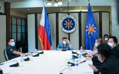 <p><strong>RAPID TEST.</strong> President Rodrigo Roa Duterte holds a meeting with some members of the Inter-Agency Task Force on the Emerging Infectious Diseases (IATF-EID) at the Malago Clubhouse in Malacañang on April 13, 2020. Malacañan on Wednesday (April 14) said those who wish to visit Duterte are now required to undergo rapid testing for coronavirus disease. <em>(Presidential photo by Karl Norman Alonzo)</em></p>