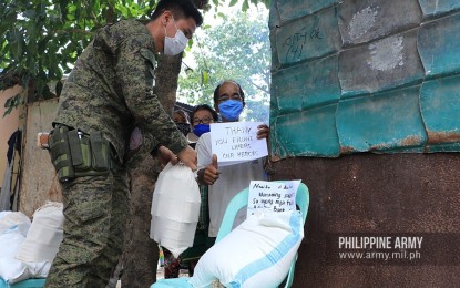 <p><strong>GRATITUDE.</strong> Residents of Barangay 187, Zone 6 in Tala, Caloocan City thank front-liners in a written message after getting family food packs delivered by Army troops on Tuesday (April 14, 2020). The food packs came from the PHP250 million donation of the Asian Development Bank aimed at providing relief to poor families in Metro Manila who were affected by the enhanced community quarantine due to the coronavirus disease 2019. <em>(Photo courtesy of Army Chief Public Affairs Office)</em></p>