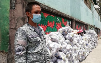 <p><strong>VEGETABLES FOR DONATION</strong>. The Philippine Air Force (PAF) led by team leader Capt. Edward Licnachan is transporting 16 tons of assorted vegetables bought from farmers in Benguet which will be donated to the poor families in Manila affected by a recent fire. Some of the vegetables would be distributed to indigents in Metro Manila affected by the enhanced community quarantine. <em>(PNA photo by Liza T. Agoot)</em></p>