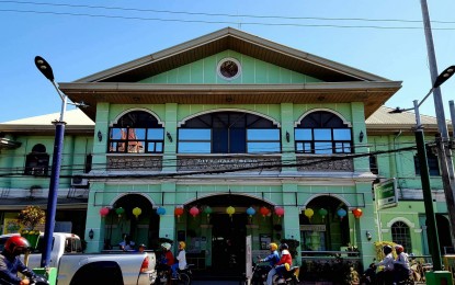 <p>San Carlos City hall facade <em>(PNA file photo)</em></p>