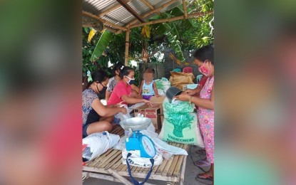 <p><strong>PANTAWID i-SHARE’</strong>. Some of the Pantawid Pamilyang Pilipino Program beneficiaries in Asingan town repack relief goods for distribution in their community on April 15, 2020. The clusters from six barangays have contributed to produce the relief packs. <em>(Photo courtesy of PIO Asingan)</em></p>