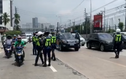 <p><strong>MOBILE CHECKPOINT.</strong> Personnel from the PNP Highway Patrol Group conduct a mobile checkpoint along the EDSA VV Soliven southbound lane on Wednesday (April 15, 2020). A total of 71 motorists who are unauthorized to travel amid the enhanced community quarantine were given citation tickets during the operation. <em>(Screengrab from video courtesy of HPG)</em></p>
