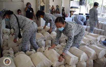<p><strong>AID FOR POOR FAMILIES.</strong> Navy troops assist in the distribution of over 2,000 family food packs to residents of four villages in Parañaque City on Wednesday (April 15, 2020). Each family food pack contains 35 various canned goods, 20 coffee sachets, 20 milk sachets, and 10 kilos of rice. <em>(Photo courtesy of Naval Public Affairs Office)</em></p>