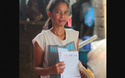 <p><strong>EMERGENCY AID.</strong><span class="Apple-converted-space"><strong> </strong> </span>The Department of Social Welfare and Development rolls out the emergency cash subsidy to poor Filipino families amid the coronavirus health crisis. In Central Luzon, the DSWD Central Office has transferred more than PHP7 billion to its 103 local government units for distribution.<em> (Contributed photo by DSWD)</em></p>
