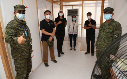 <p><strong>PATIENT CARE CENTERS</strong>. Armed Forces of the Philippines (AFP) and DEQA Design Collaborative representatives turn over emergency quarantine facility (ECQ) to Research Institute for Tropical Medicine officials in Muntinlupa City on Saturday (April 18, 2020). The AFP and DEQA constructed two ECQs with combined capacity of 25 beds. <em>(Photo courtesy of AFP Public Affairs Office)</em></p>