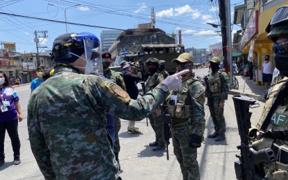 <p><strong>QUARANTINE DUTY. </strong>PNP deputy chief for operations, Lt. Gen. Guillermo Eleazar (left) inspects SAF troops deployed at the Blumentritt Market in Manila on Tuesday (April 21, 2020). Members of the PNP's elite force have been deployed in areas where violations of home quarantine and physical distancing are rampant. <em>(Photo courtesy of JTF CV Shield)</em></p>