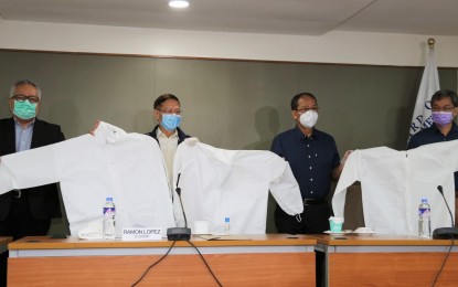 <p><strong>LOCALLY-PRODUCED PPE.</strong> Trade Secretary Ramon Lopez, Health Secretary Francisco Duque III, National Task Force Covid-19 Chief Implementor Carlito Galvez, Philippine General Hospital Director, Dr. Gerardo Legaspi during the turnover of 10,000 medical-grade coveralls on Wednesday (April 22, 2020) at the Department of Trade and Industry office in Makati City. This is the initial production out of 300,000 personal protective equipment committed to be produced by garment exporters. <em>(Photo courtesy of DTI)</em></p>
<p> </p>