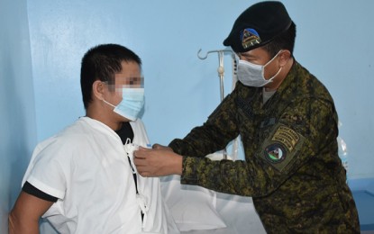 <p><strong>GALLANTRY.</strong> Lt. Gen. Cirilito Sobejana, commander of the Western Mindanao Command, pins the wounded personnel medal to a soldier in an awarding ceremony Friday at Camp Navarro General Hospital. Five soldiers receive medals for gallantry in action against the Abu Sayyaf Group bandits in Sulu.<em> (Photo courtesy of Westmincom Public Information Office)</em></p>