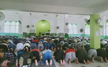 <p><strong>RAMADHAN. </strong>Muslims perform prayers at the Al-Khairiah Masjid in Barangay Mambaling, Cebu City on March 6, 2020. The Cebu City Office of Muslim Affairs and Indigenous Cultural Communities on Thursday (April 23, 2020) said congregational prayers and “<em>tarawih</em>” prayer are temporarily suspended due to the enhanced community quarantine. (<em>Photo courtesy of Al-Khairiah Masjid</em>)  </p>