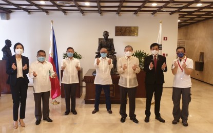 <p><strong>SOKOR'S AID</strong>. Foreign Affairs Secretary Teodoro Locsin Jr., Health Secretary Francisco Duque III and NTF on Covid-19 spokesperson Gen. Restituto Padilla, received on behalf of the Philippines, 700 Covid-19 test kits from the Government of the Republic of Korea, represented by Ambassador Han Dong-man. The Q-Sens test kits are compatible with local Covid-19 testing systems. <em>(Photo courtesy of DFA)</em></p>