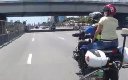 <p><strong>VIOLATION</strong>. A viral photo shows a Metropolitan Manila Development Authority (MMDA) officer riding his MMDA-issued motorcycle with a civilian passenger during the enhanced community quarantine (ECQ) in Metro Manila. The MMDA said the involved officer was suspended for violating the “no backride” policy. <em>(Photo courtesy of MMDA)</em></p>