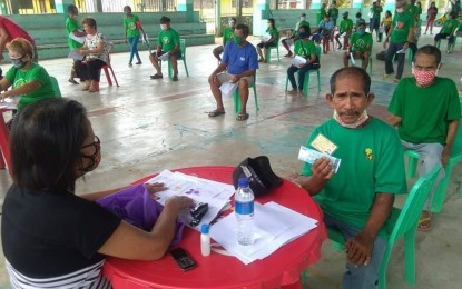 <p><strong>SOCIAL PENSION.</strong> Indigent senior citizens who are qualified for social pension receive PHP3,000 cash from the government through the Department of Social Welfare and Development (DSWD) in this undated photo. While the implementation of social amelioration program for quarantine-affected families is ongoing, the DSWD 6 assured that all their programs are continuous. <em>(Photo courtesy of DSWD 6)</em></p>
