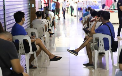 <p><strong>SOCIAL DISTANCING.</strong> Shoppers practice social distancing while waiting for their turn to enter the supermarket at Fisher Mall in Quezon City on Wednesday (April 22, 2020). Social distancing is one of the measures of the enhanced community quarantine to reduce risk of spreading Covid-19. (<em>PNA photo by Robert Oswald P. Alfiler</em>)  </p>