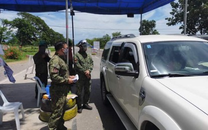 <p><strong>BORDER WATCH.</strong> Personnel from the South Cotabato Police Provincial Police Office (SCPPO) check a vehicle passing through a border checkpoint as part of the control measures against the coronavirus disease 2019 (Covid-19). Police have tightened their monitoring on all inbound vehicles to prevent the entry of individuals from areas with confirmed cases of Covid-19. <em>(File photo courtesy of the SCPPO)</em></p>