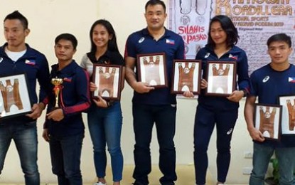 <p><strong>AID FOR ATHLETES.</strong> Members of the Philippine national teams are not to be worried for the meantime as their allowances will keep coming in, the Philippines Sports Commission assured last Thursday. The photo shows Islay Erika Bomogao, (3rd left,), who spends her monthly stipend to share her "blessings" to those affected by the coronavirus disease (Covid-19) pandemic; with (from left) Ariel Ray Lampcan (gold medal), Jearome Calica (gold, wiakru), Bomogao (silver), national coach Billy Alumno, Jenelyn Olsim (silver) and Alexis Mayag. <em>(PNA photo by Pigeon Lobien)</em></p>